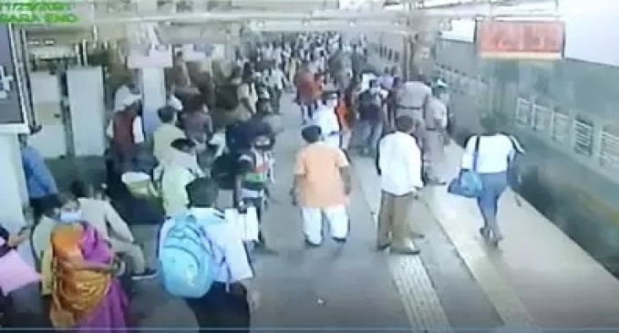 Woman RPF constable saves woman from coming under train in Maharashtra