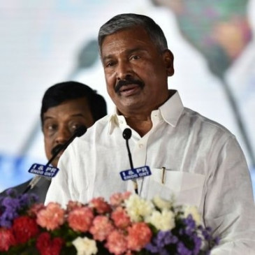 Andhra Pradesh: Andhra minister and MP narrowly escape in road accident