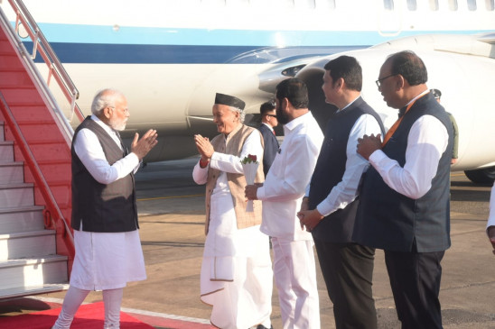 मुंबई दौरे पर पीएम मोदी, सीएम-राज्यपाल ने किया स्वागत