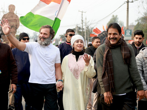 उर्मिला मातोंडकर ने ससुराल जाने के रास्ते में राहुल गांधी का स्वागत किया