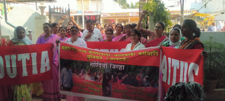 gondiaanganwadi workers did the movement to return the mobile