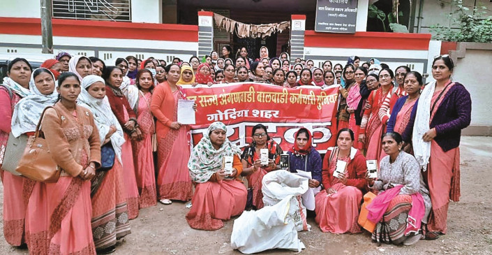 Anganwadi workers did the movement to return the mobile