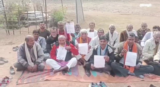 Beneficiaries sitting on dharna due to non-availability of food grains,