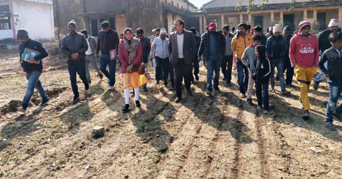 Collector inspected the campus and building of Agriculture College
