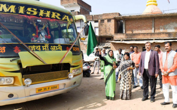 Collector sent off the passengers for pilgrimage to Dwarkadhish