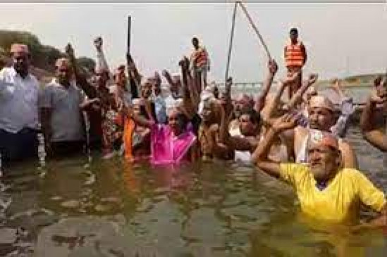 Farmers did collective water samadhi movement