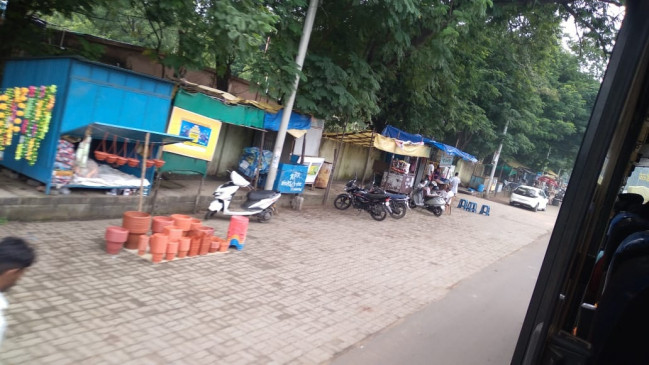 Footpath sold for Rs 15, shopkeepers occupied