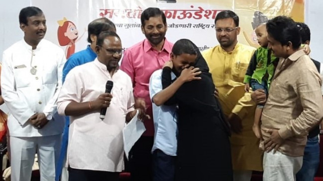 For 18 years, Jadhav is taking the children who ran away from home to their homes
