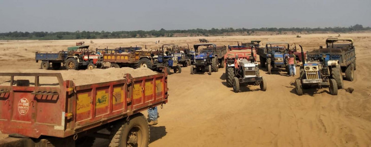 21 ट्रैक्टर ट्राली और रेत समेत 1.27 करोड़ का माल जब्त
