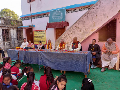 Heartfelt farewell given to the headmaster posted in Badagaon school