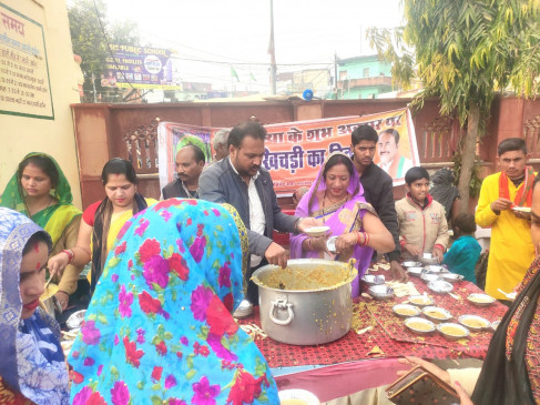 Khichdi distributed in Shree Jugal Kishore Mandir
