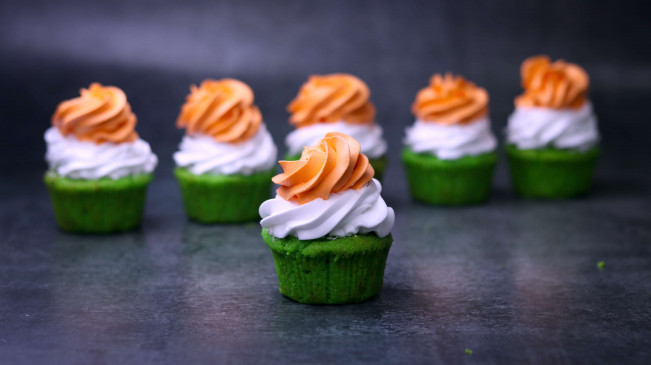 गणतंत्र दिवस पर बच्चों के लिए बनाएं ट्राई कलर कप केक, इस आसान रेसिपी से