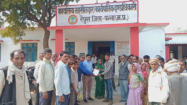 People submitted memorandum to Tehsildar for not getting food grains for one month