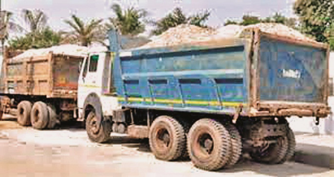 Police caught two tippers loaded with sand, seized goods worth 25 lakhs