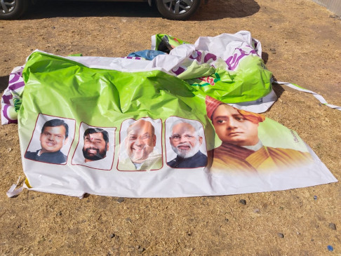 The banners of the leaders engaged in the agricultural festival were removed in a hurry