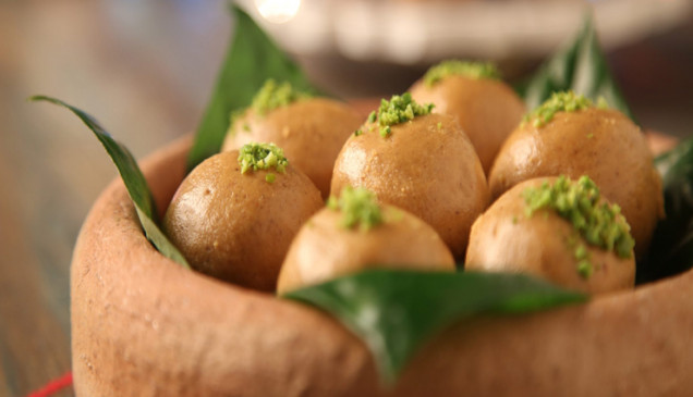 मां सरस्वती को प्रसन्न करने के लिए बसंत पंचमी पर बनाएं मगज के लड्डू