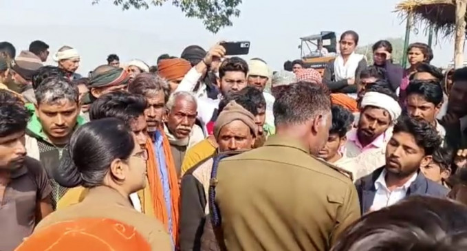 Villagers set up a chakkajam, adamant on demanding removal of toll tax