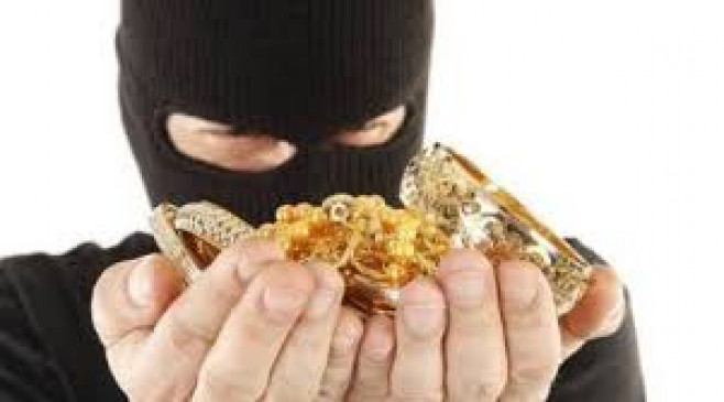 Woman shopkeepers 5 lakh cash and jewelery stolen at Durgabai Doh fair