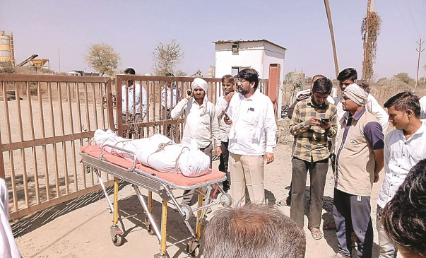 Angry villagers kept dead body in front of Belad office of Kalyan toll