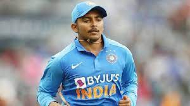 Angry youths attack car for not getting selfie with cricketer Prithvi Shaw