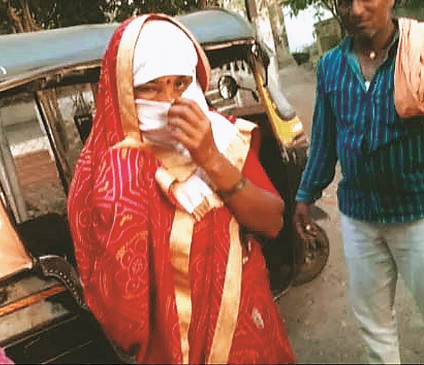 Attack of bees on foot Dindi ceremony