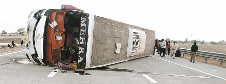 Bus overturned due to sleepiness of driver, 10 passengers serious