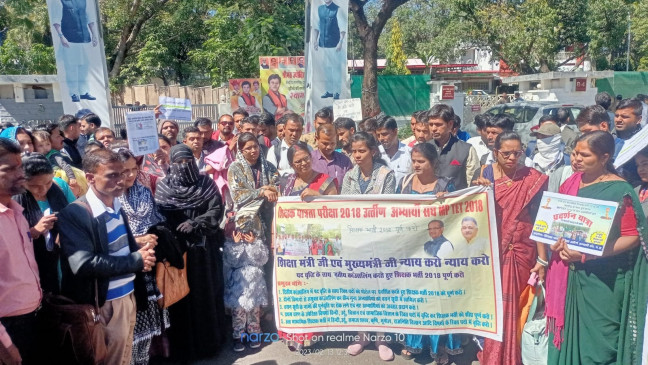 Candidates demonstrated in front of school education ministers bungalow to complete teacher recruitment
