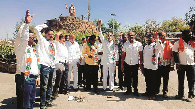 Collectorate echoed with the slogans of the agitators