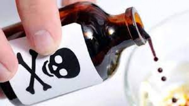 Condition of a woman including a child is critical after drinking poisonous medicine