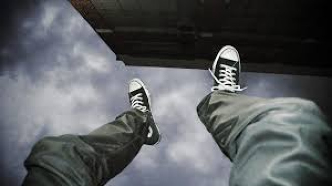 Deputy director of UP tourism department committed suicide by jumping from the roof of the building