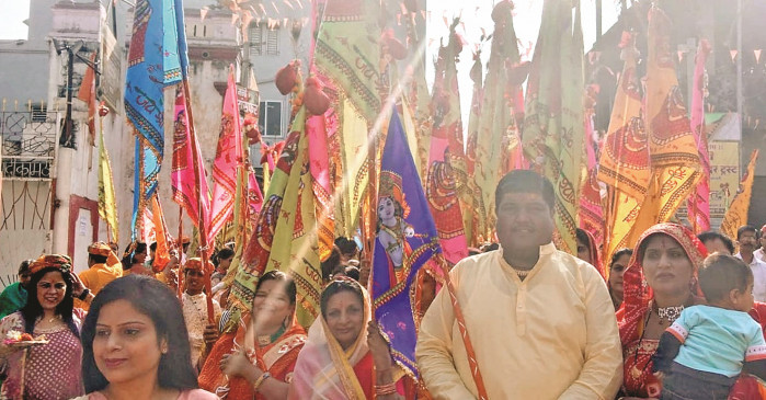 Devotees gathered in Khatu Naresh Shyams praise flag journey