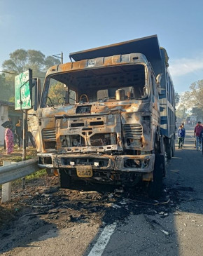 Dumper trampled the bike rider, death of Wacoli worker, fire broke out in the bike dragged by getting stuck in the dumper, both vehicles destroyed