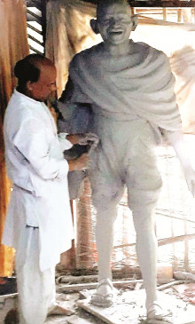 Effigies of Mahatma Gandhi and Martin Luther King made in Sevagram Ashram will be sent to America