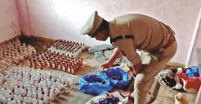 Fake liquor manufacturing factory was running in closed flat