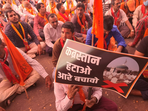 Gross Hindu society took out a front against the cemetery next to the temple