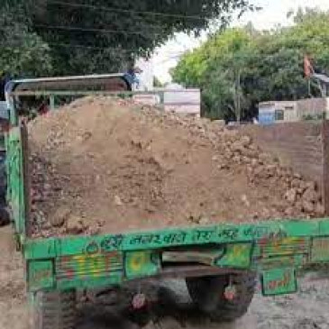 Illegal transportation of soil in Balapur tehsil, 4 trucks seized