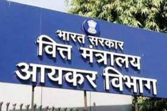 ncome tax department asked the account of one crore rupees from the person earning ten thousand