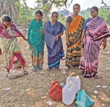 Now on action mode with the police, the womens board of alcohol captives of the village