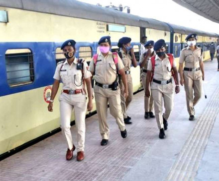 Parli Rail Police caught the accused with two stolen mobiles, sent behind bars
