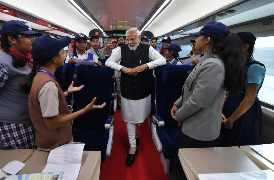 PM flagged off Mumbai-Shirdi and Mumbai-Solapur Vande Bharat