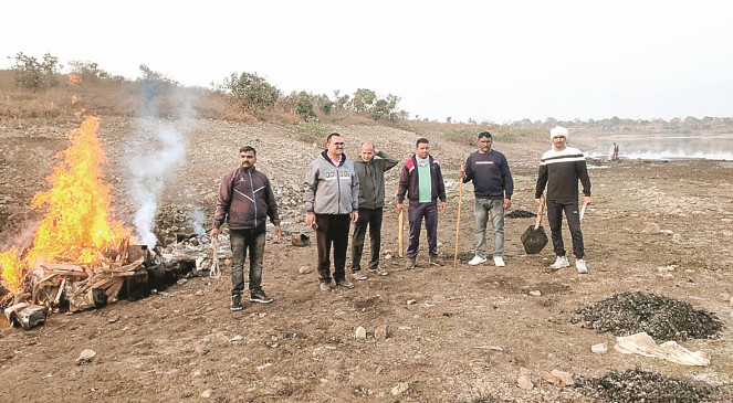 Police action at country liquor base, raw liquor worth 7 lakh 40 thousand destroyed