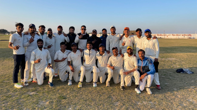 वेस्ट जोन इंटर यूनिवर्सिटी क्रिकेट टूर्नामेंट का पहला मैच रबीन्द्रनाथ टैगोर विश्वविद्यालय ने 4 रनों से जीत लिया