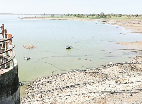 Released water of Vara Jahangir irrigation reservoir reached Manora Tehsil border