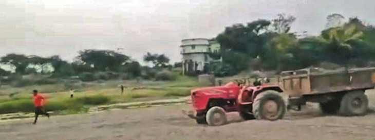 Sand mafia pelted stones at Naib Tehsildar, incident happened in Sand Ghat