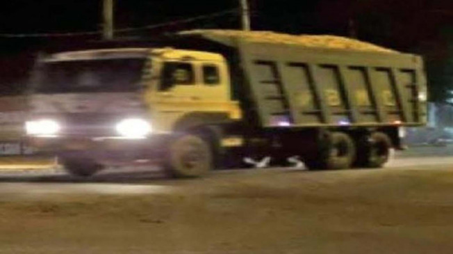 Sand theft is not stopping: three tippers caught carrying illegal sand