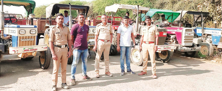 Seven tractors caught at Valani Ghat, driver absconding