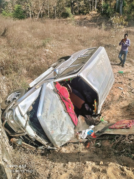 The car overturned as the driver blinked, 9 injured