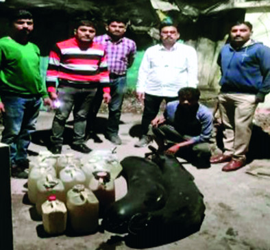 Accused arrested with 200 liters of Mahua liquor