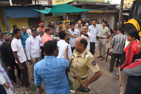 Clash between NHAI officials and shopkeepers
