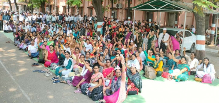 Government and semi-government employees came on the road